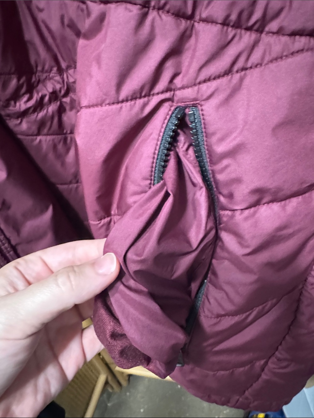 The North Face Women’s Hooded Puffer Jacket - cranberry - Picture 14 of 15